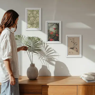 Billedvæg med motiv af blomster og fugle i naturlige omgivelser