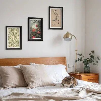 Billedvæg med motiv af blomster og fugle i naturlige omgivelser