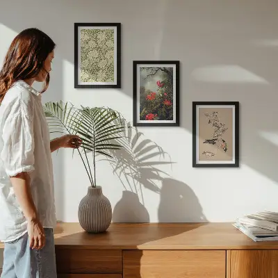 Billedvæg med motiv af blomster og fugle i naturlige omgivelser