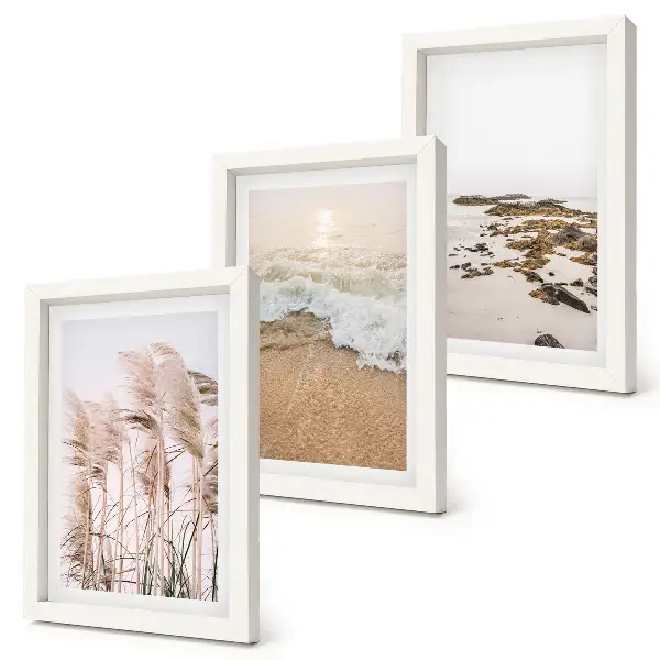 Billedvæg med strandgræs og sten pakke med billeder og rammer i boho-stil