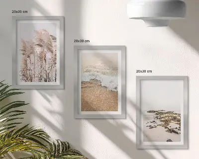 Billedvæg med strandgræs og sten pakke med billeder og rammer i boho-stil