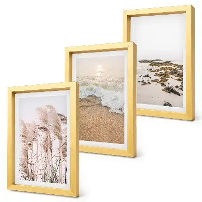 Billedvæg med strandgræs og sten pakke med billeder og rammer i boho-stil