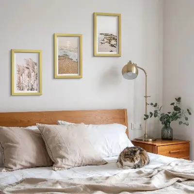 Billedvæg med strandgræs og sten pakke med billeder og rammer i boho-stil