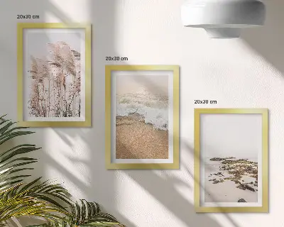 Billedvæg med strandgræs og sten pakke med billeder og rammer i boho-stil