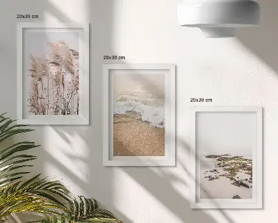 Billedvæg med strandgræs og sten pakke med billeder og rammer i boho-stil