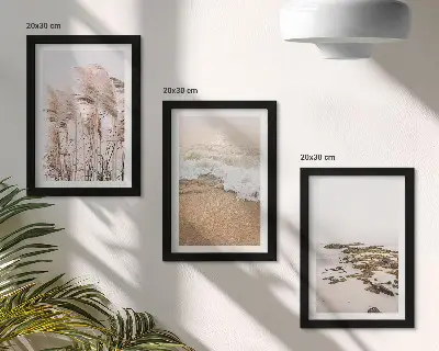 Billedvæg med strandgræs og sten pakke med billeder og rammer i boho-stil