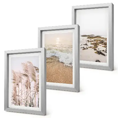 Billedvæg med strandgræs og sten pakke med billeder og rammer i boho-stil