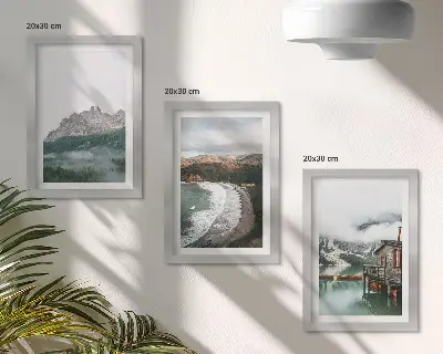 Billedvæg med motiv af bjerglandskaber, strand og træhus