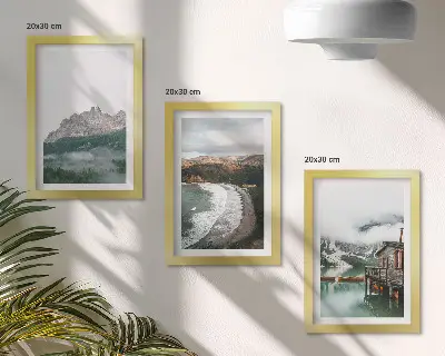 Billedvæg med motiv af bjerglandskaber, strand og træhus