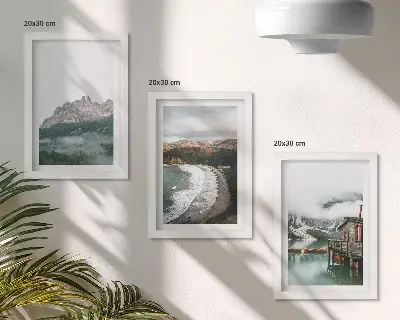 Billedvæg med motiv af bjerglandskaber, strand og træhus
