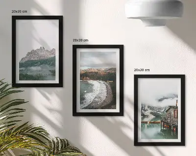 Billedvæg med motiv af bjerglandskaber, strand og træhus