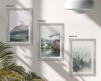 Billedvæg Bjerge, sø, sommerhus og tåge i skoven
