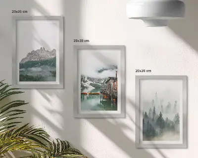 Billedvæg med motiv af bjerge, sø, sommerhus og tåge i skoven