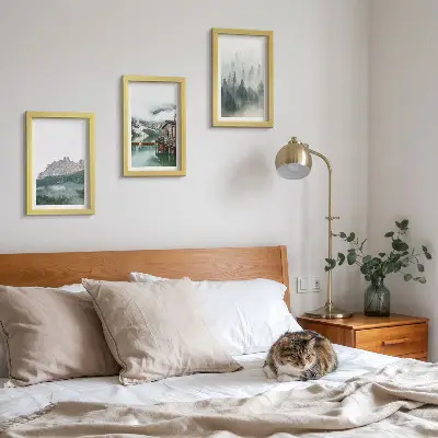 Billedvæg med motiv af bjerge, sø, sommerhus og tåge i skoven