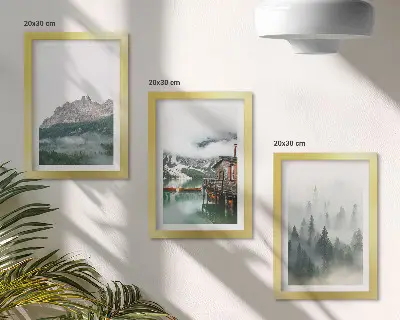 Billedvæg med motiv af bjerge, sø, sommerhus og tåge i skoven