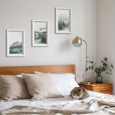 Billedvæg med motiv af bjerge, sø, sommerhus og tåge i skoven