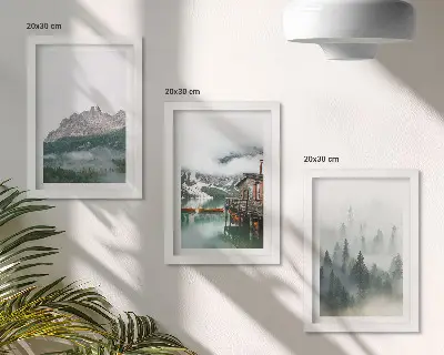 Billedvæg med motiv af bjerge, sø, sommerhus og tåge i skoven