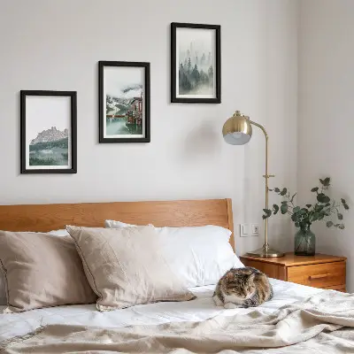 Billedvæg med motiv af bjerge, sø, sommerhus og tåge i skoven