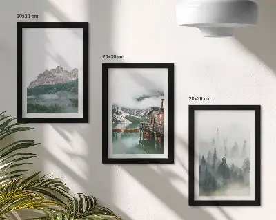 Billedvæg med motiv af bjerge, sø, sommerhus og tåge i skoven