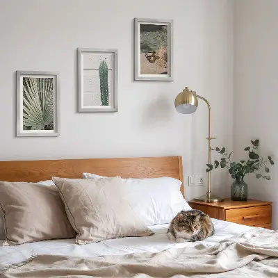 Moderne billedsæt med tropiske planter og ferietilbehør til vandet