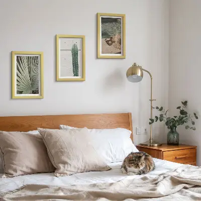 Moderne billedsæt med tropiske planter og ferietilbehør til vandet