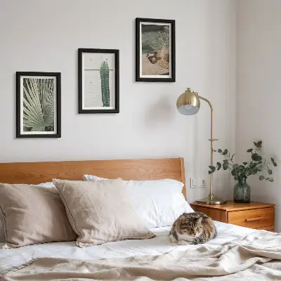 Moderne billedsæt med tropiske planter og ferietilbehør til vandet