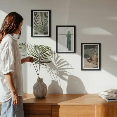 Moderne billedsæt med tropiske planter og ferietilbehør til vandet