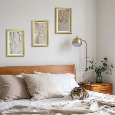 Billedvæg med abstrakte mønstre i hvide og beige nuancer