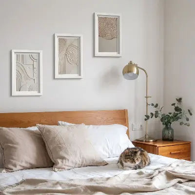 Billedvæg med abstrakte mønstre i hvide og beige nuancer