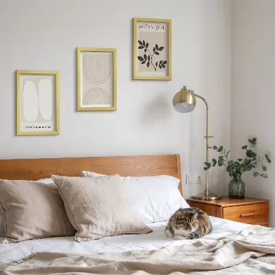 Billedvæg med boho-plakater og abstrakte plantemotiver