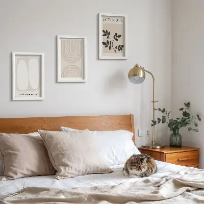 Billedvæg med boho-plakater og abstrakte plantemotiver