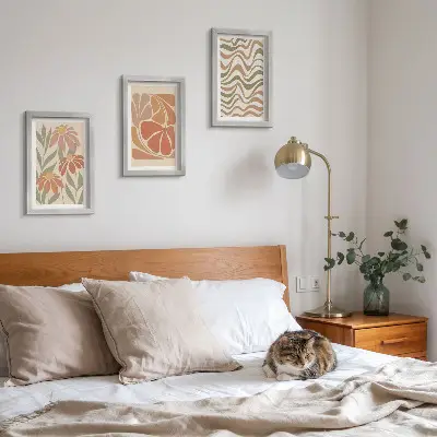 Billeder og rammer med pastelblomster og abstrakte mønstre
