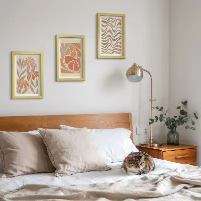 Billeder og rammer med pastelblomster og abstrakte mønstre