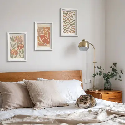 Billeder og rammer med pastelblomster og abstrakte mønstre