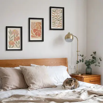 Billeder og rammer med pastelblomster og abstrakte mønstre