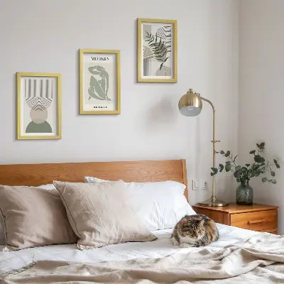 Billedvæg med stilfuld grafik af abstrakte former og planter