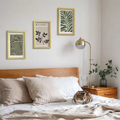 Billedvæg med botaniske kompositioner i boho-minimalistisk stil