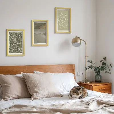 Billedvæg med bølgede og abstrakte mønstre samt bohemeblomster