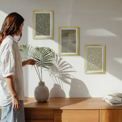 Billedvæg med bølgede og abstrakte mønstre samt bohemeblomster