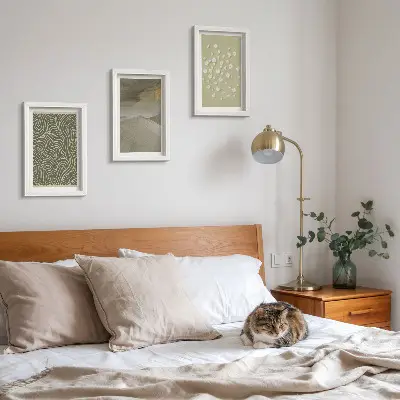 Billedvæg med bølgede og abstrakte mønstre samt bohemeblomster
