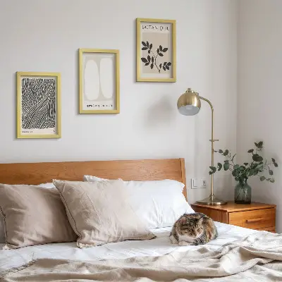 Billedvæg med blomstermønstre og minimalistiske linjer i neutrale farver