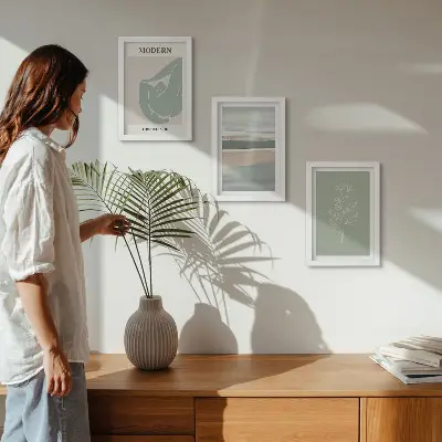 Billedvæg med abstrakte former i pastelfarver og planter