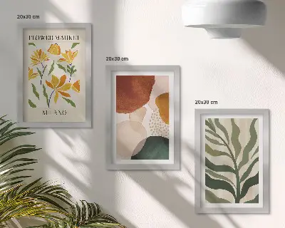 Billedvæg med blomstermotiver og abstrakte former samt blade
