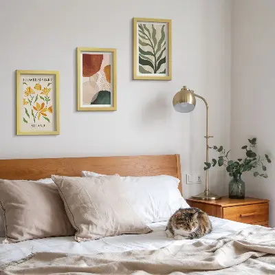 Billedvæg med blomstermotiver og abstrakte former samt blade