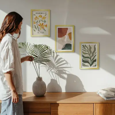 Billedvæg med blomstermotiver og abstrakte former samt blade
