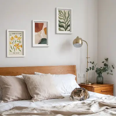 Billedvæg med blomstermotiver og abstrakte former samt blade