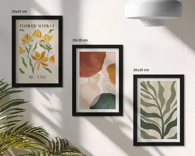 Billedvæg med blomstermotiver og abstrakte former samt blade