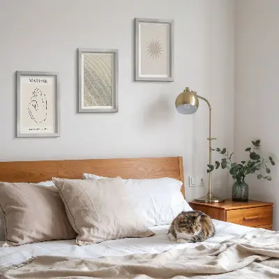 Billedvæg med minimalistiske linjer i sandfarvede nuancer af bølger og sol