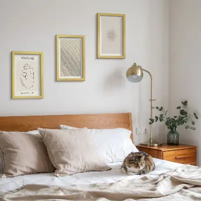 Billedvæg med minimalistiske linjer i sandfarvede nuancer af bølger og sol