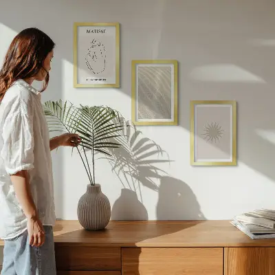 Billedvæg med minimalistiske linjer i sandfarvede nuancer af bølger og sol